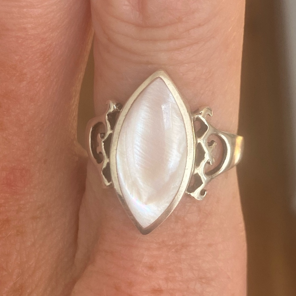 Vintage sterling silver marquise cut estate ring, mother of pearl, size 8 - Picture 3 of 6